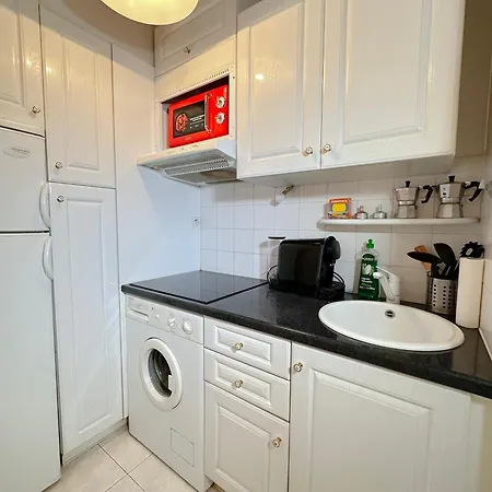 Charming In 10-min To Lägenhet