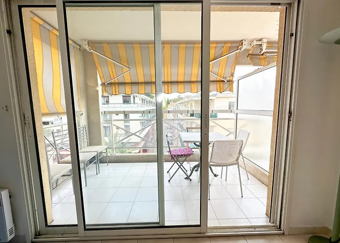 Charming In 10-min To